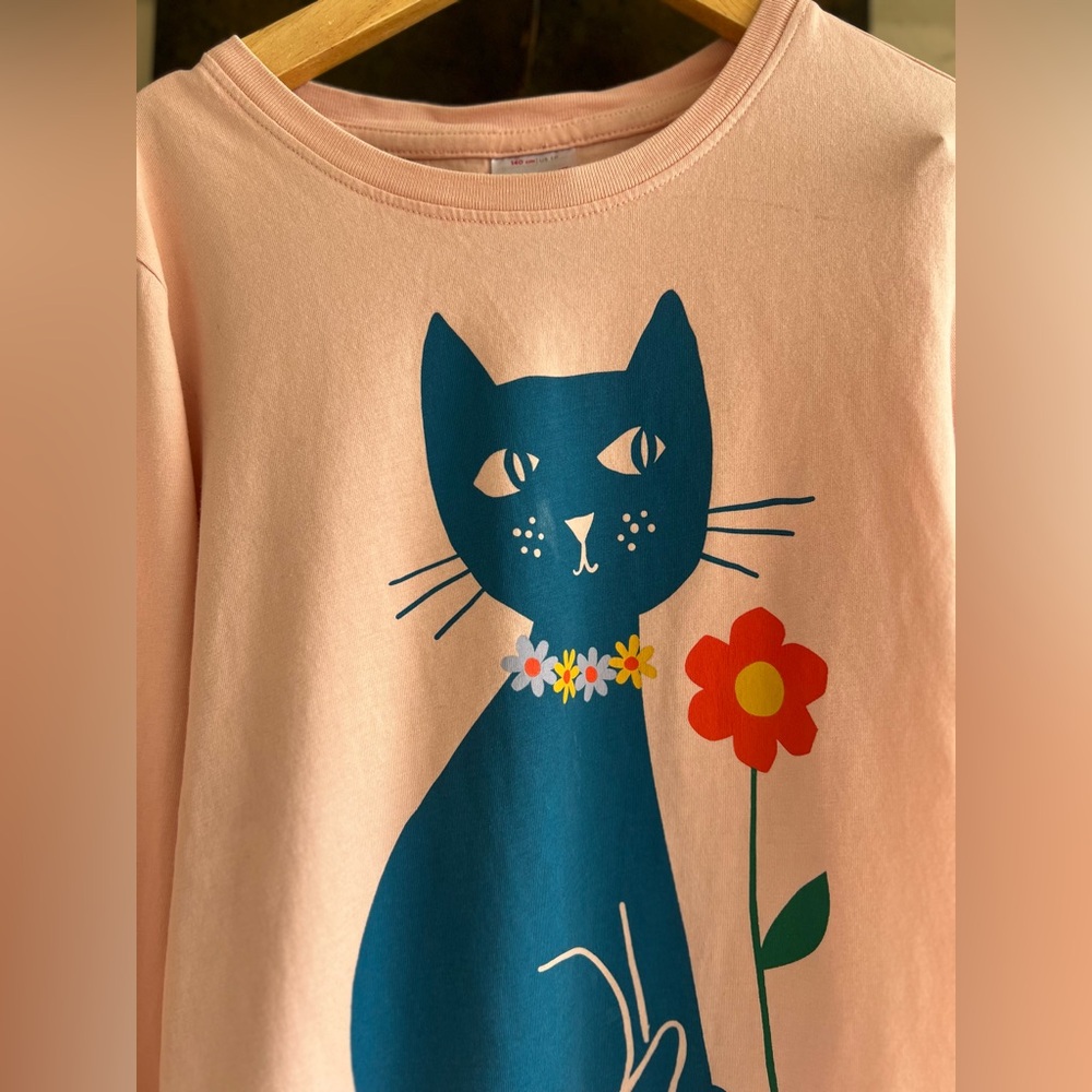 Hanna Andersson long-sleeve graphic tee shirt with a blue cat and flower graphic - Picture 7 of 9